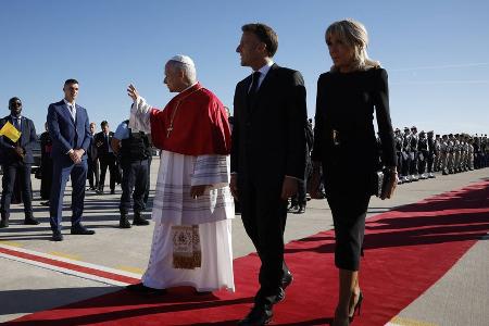 Macrons empfangen Kirchenoberhaupt: Papst Leo in Frankreich gelandet
