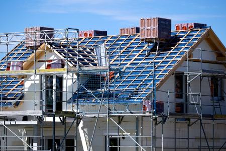 Der Renditeanstieg hat auch Folgen für Immobilienkäufer und Bauherren in Deutschland, da sich Bauzinsen an zehnjährigen Bundesanleihen orientieren. (Symbolbild)