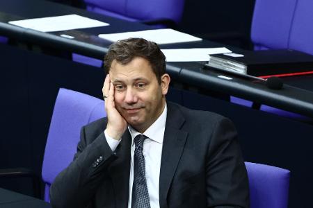 Finanzminister Lars Klingbeil (SPD) bringt der Tankrabatt Milliarden-Steuerausfälle.