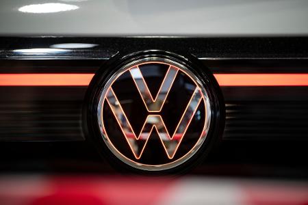 Wegen einer fehlenden Schraube müssen VW-Fahrer für einen vorsorglichen Rückruf möglicherweise zweimal in die Werkstatt. (Symbolbild)