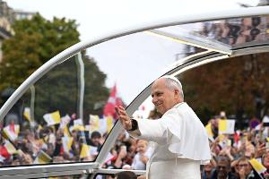 Nach offiziellen Angaben haben sich etwa 600.000 Menschen für den Gottesdienst nahe den Champs-Élysées angemeldet. 