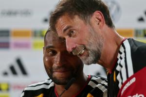 DFB-Humor mit Geheimratsecken und Schweineohren