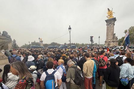 Schon vor Beginn des Gottesdienstes gab es lange Schlangen.