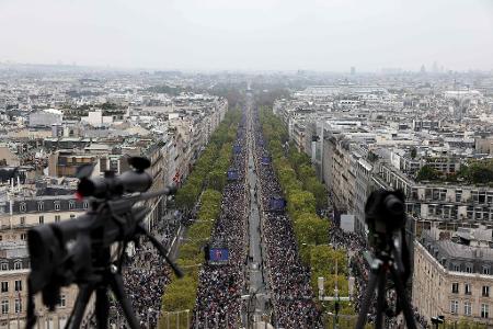 Eine Aufnahme vom Dach des Arc de Triomphe zeigt die großen Menschenmassen, die sich versammelt haben.