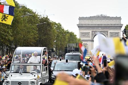 Papst Leo winkt der Menschenmenge auf den Champs-Élysées.
