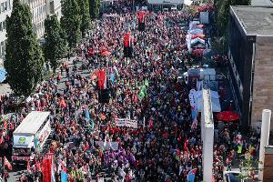 Allein 20.000 Menschen zogen nach Polizeiangaben bei verschiedenen Demonstrationszügen durch Nürnberg.