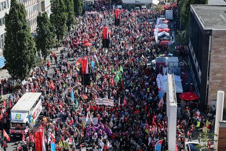 Allein 20.000 Menschen zogen nach Polizeiangaben bei verschiedenen Demonstrationszügen durch Nürnberg.