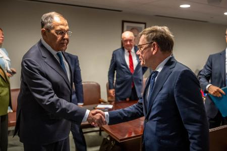 Ein Handschlag und 20 Minuten Gespräch: Lawrow und Wadephul treffen sich überraschend zu Gesprächen in New York.