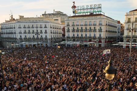 An dem Marsch in Madrid beteiligten sich Familien, Jugendliche und Rentner.