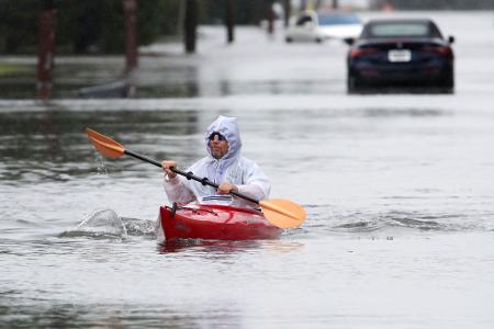 Ein Sturm an der US-Ostküste überflutet Straßen in Küstenorten. 