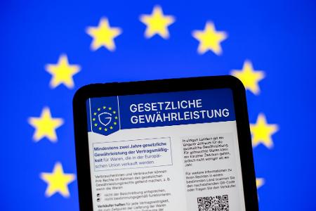 Das Label macht deutlich: Kunden können in der EU defekte Neuware mindestens zwei Jahre lang reklamieren - in manchen Ländern auch länger. (Symbolbild) 