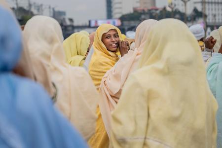 Ein Mitglied eines orthodoxen Chors nimmt in Addis Abeba in Äthiopien an den Feierlichkeiten zu Meskel teil, einem jährlichen Feiertag, an dem der Fund des Wahren Kreuzes durch die römische Kaiserin Helena im vierten Jahrhundert gefeiert wird.