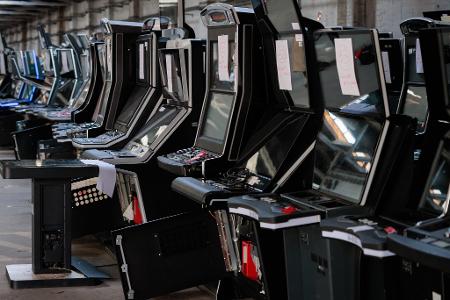 Beschlagnahmte illegale Glücksspielautomaten in einer Halle der Polizei in Berlin.