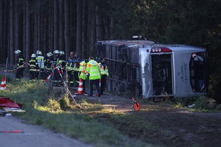 Ein Reisebus ist bei Buchloe im Allgäu von der A96 abgekommen.