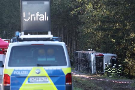 Der Bus kippte am Morgen gegen 6.00 Uhr um. Ein Großaufgebot an Rettungskräften war im Einsatz.