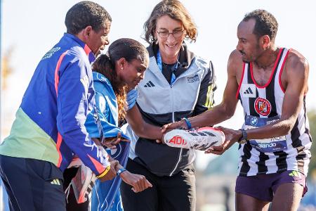 Gewinnt mit Krämpfen und verpasst knapp den Weltrekord: Tigst Assefa beim Berlin Marathon.