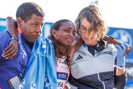 Gewinnt mit Krämpfen und verpasst knapp den Weltrekord: Tigst Assefa beim Berlin Marathon.
