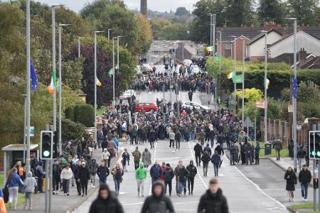 Keine Bewegung: Die umstrittene Parade bleibt seit den Morgenstunden blockiert. 