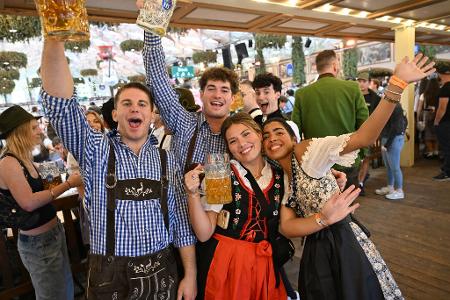 Die meisten Gäste kommen in Dirndl und Lederhose. 