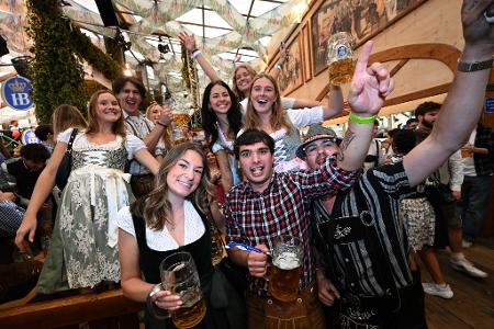 Friedlich und entspannt feiern Gäste auf der Wiesn. 