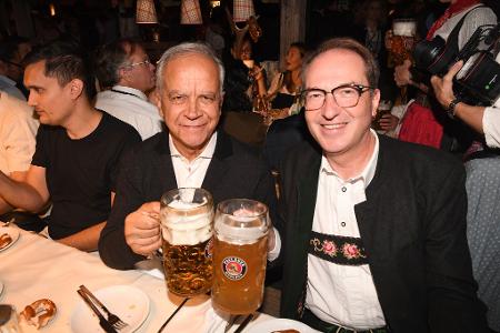 Innenminister Dobrindt stößt mit sein italienischen Kollegen Piantedosi an. 