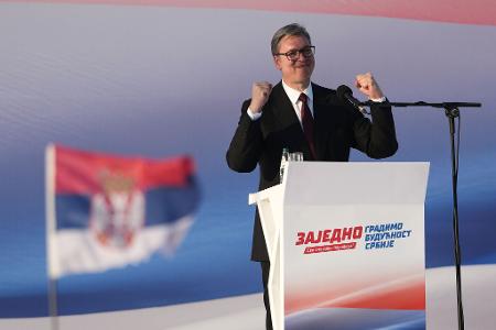 Serbiens Staatspräsident Aleksandar Vucic ist zurückgetreten, um als Spitzendkandidat seiner Fortschrittspartei bei der vorgezogenen Parlamentswahl vom 25. Oktober antreten zu können.