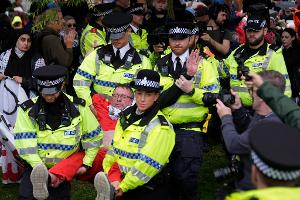 Die Polizei in Liverpool hat Dutzende Demonstranten festgenommen. 