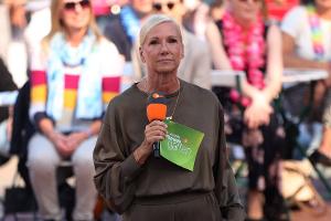 Andrea Kiewel kämpft sich erkältet durchs "Fernsehgarten"-Finale