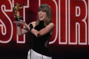 Taylor Swift freut sich über drei VMA-Preise. 