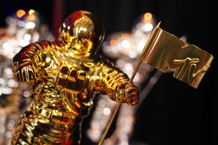 Die Trophäen sind eine Astronautenfigur mit einer MTV-Fahne. 