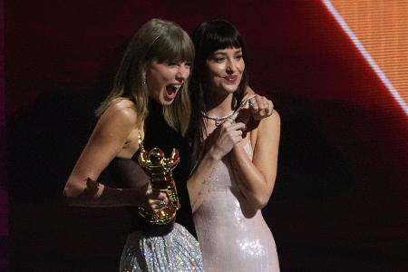 Dakota Johnson spielt in einem Musikvideo von Taylor Swift mit. 