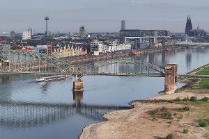 Das Niedrigwasser des Rheins hat in Köln einen neuen historischen Tiefststand erreicht.