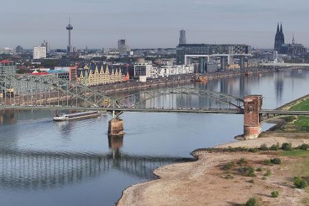Das Niedrigwasser des Rheins hat in Köln einen neuen historischen Tiefststand erreicht.