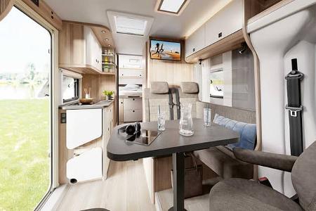 Hobby Ontour C 700 GQ ein schmaler Teilintegrierter mit Queensbett