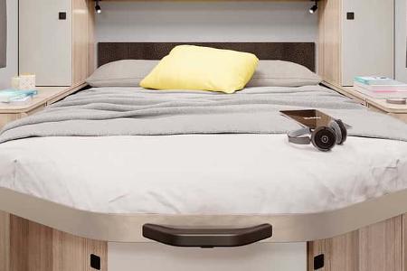 Hobby Ontour C 700 GQ ein schmaler Teilintegrierter mit Queensbett