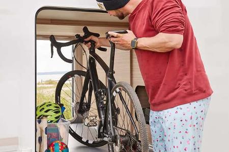 Hobby Ontour C 700 GQ ein schmaler Teilintegrierter mit Queensbett