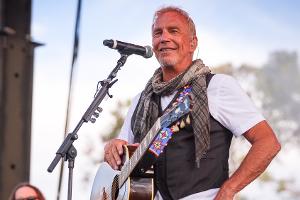 Kevin Costner spielt großes Benefizkonzert mit zahlreichen Stars