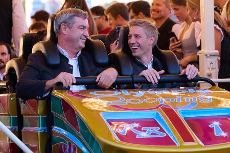 Markus Söder (CSU), Ministerpräsident von Bayern, und Dominik Krause (Bündnis 90/ Die Grünen), Oberbürgermeister von München, fahren anlässlich der Nominierung Münchens als deutscher Olympia-Bewerber auf dem Oktoberfest zusammen mit der Achterbahn „Olympia Looping“. 