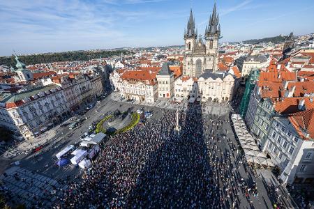 Die Kundgebung fand knapp zwei Wochen vor Teilsenats- und Kommunalwahlen statt.