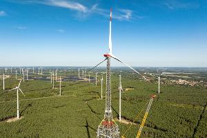Der Höhenwindturm - hier noch im Bau - ist die höchste Windenergieanlage der Welt und zugleich das zweithöchste Bauwerk Deutschlands. (Archivbild)