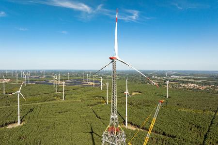 Der Höhenwindturm - hier noch im Bau - ist die höchste Windenergieanlage der Welt und zugleich das zweithöchste Bauwerk Deutschlands. (Archivbild)