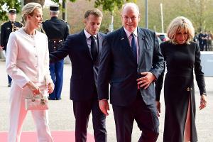 Fürstin Charlène trägt Weiß beim Papst