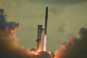 Das Raketensystem "Starship" von SpaceX startet von Starbase in Texas zu einem Testflug. (Archivbild)