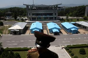 Seit Ende des Koreakriegs 1953 werden Nord- und Südkorea entlang der sogenannten demilitarisierten Zone (DMZ) getrennt - hier zu sehen von der nördlichen Seite.