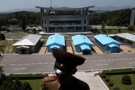 Seit Ende des Koreakriegs 1953 werden Nord- und Südkorea entlang der sogenannten demilitarisierten Zone (DMZ) getrennt - hier zu sehen von der nördlichen Seite.