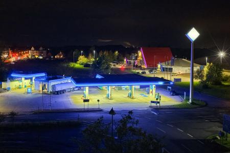 An vielen Tankstellen werden die Preise schon um Mitternacht fallen. Früh aufstehen muss man aber nicht, um billigen Sprit zu bekommen. 