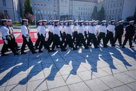 Berlin: Militärische Ehren und lange Schatten – Wachbataillon empfängt Kasachstans Staatspräsidenten
