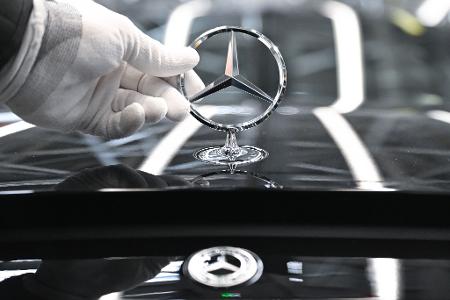 Bei Mercedes-Benz soll künftig wieder mehr im Büro vor Ort gearbeitet werden. (Archivbild)