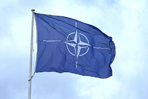 Flagge vor dem Nato-Hauptquartier