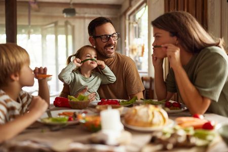 Familie albert beim gemeinsamen Essen herum